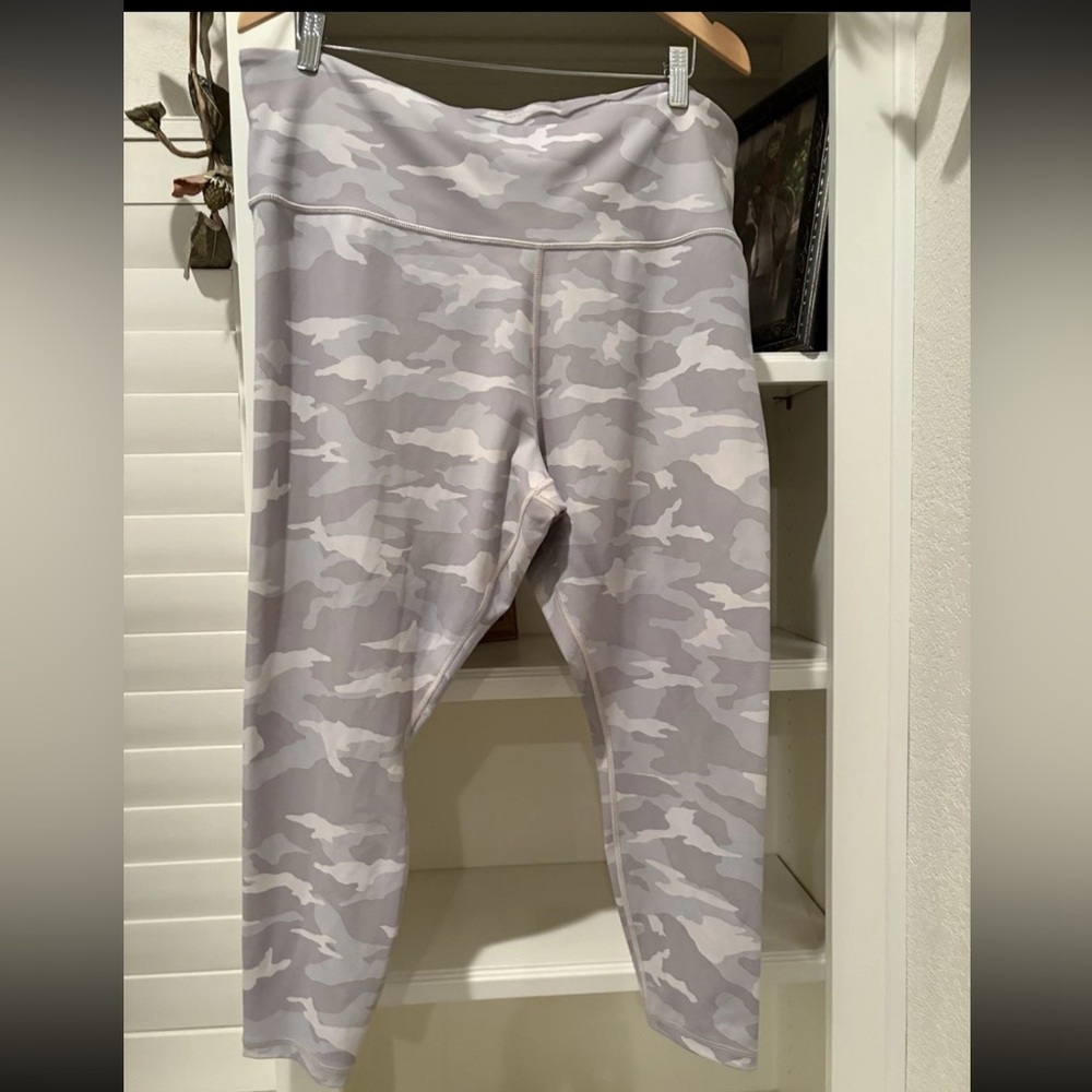 Athleta Women ELATION 7/8 TIGHT Gray/White Camo 2X